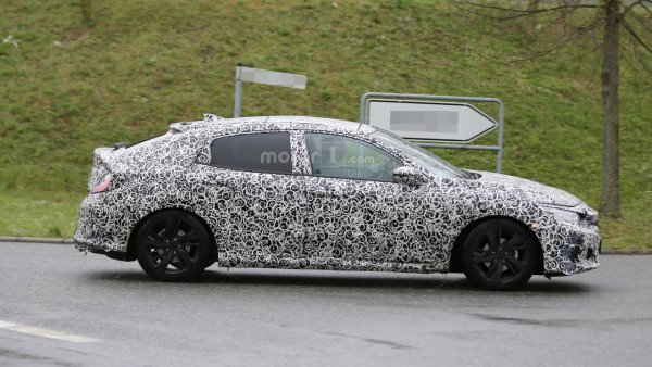 Серийный хэтчбек Honda Civic проходит дорожные испытания (3).jpg