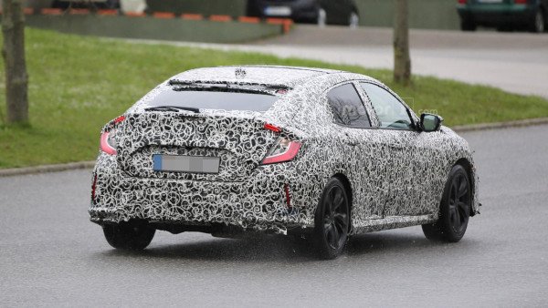 Серийный хэтчбек Honda Civic проходит дорожные испытания (1).jpg
