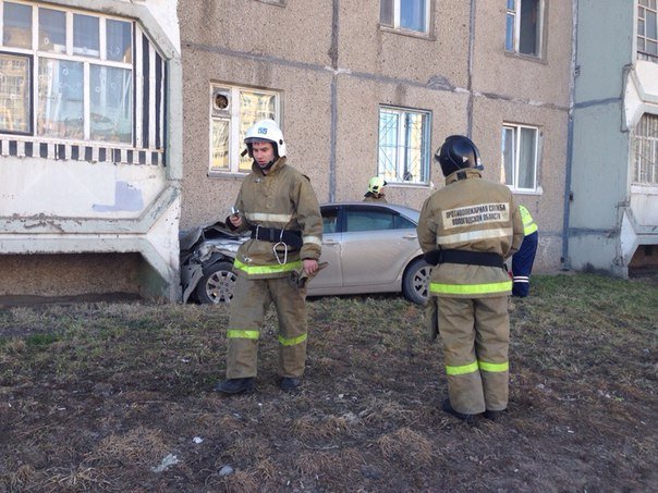 В Череповце Toyota после ДТП врезалась в дом: пострадали два человека В Череповце Toyota после ДТП врезалась в дом пострадали два человека (1).jpg
