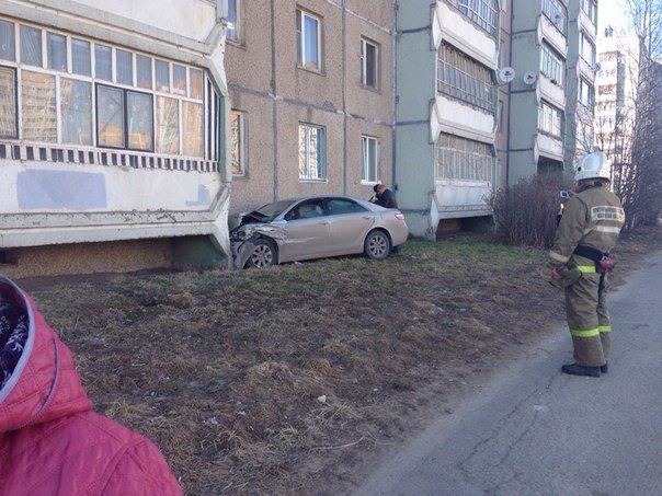 В Череповце Toyota после ДТП врезалась в дом: пострадали два человека В Череповце Toyota после ДТП врезалась в дом пострадали два человека (2).jpg