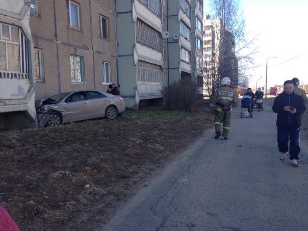В Череповце Toyota после ДТП врезалась в дом: пострадали два человека В Череповце Toyota после ДТП врезалась в дом пострадали два человека (3).jpg