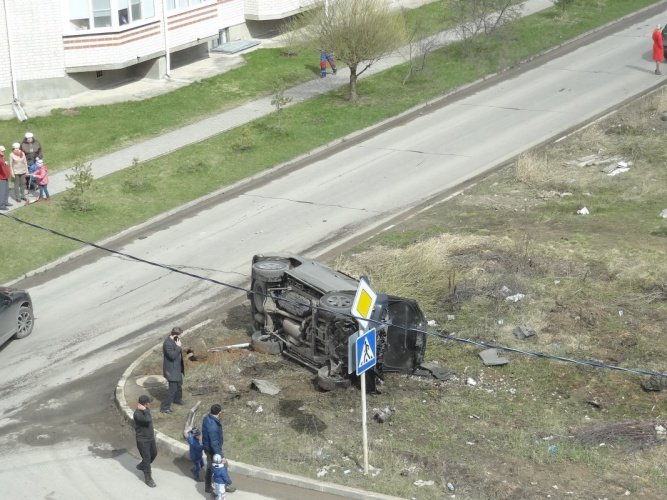 На Озерной в Великом Новгороде перевернулся Lexus.jpg
