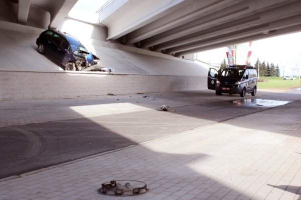 В Минске женщина-водитель с ребенком в авто потеряла сознание, сбила дорожного рабочего и упала с моста