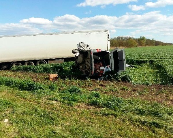 В Динском районе в ДТП с грузовиком погибли два человека из легкового Volkswagen В Динском районе в ДТП с грузовиком погибли два человека из легкового Volkswagen.jpg