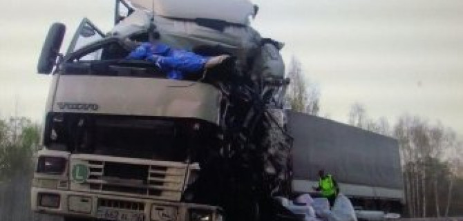 На трассе М-5 большегруз «Вольво» устроил ДТП на встречной полосе из-за лопнувшего колеса