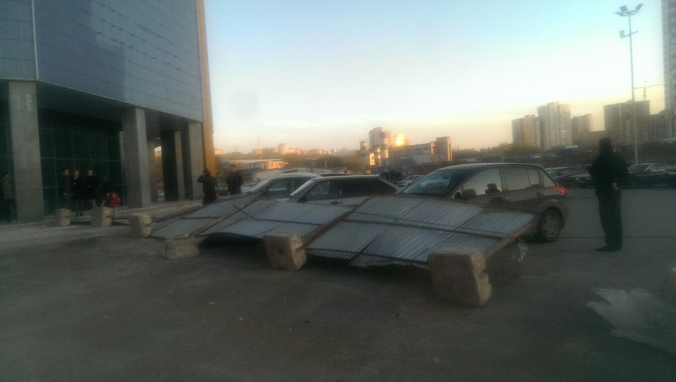 В Уфе ветер уронил металлический забор