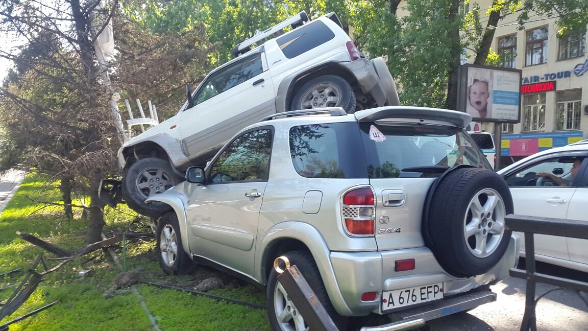 В Алматы Mitsubishi Pajero Junior оказалась "верхом" на Toyota Rav4