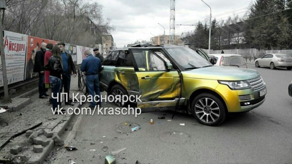 В Красноярске после ДТП перевернулся Range Rover (4).jpg