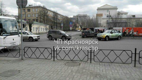 В Красноярске после ДТП перевернулся Range Rover (2).jpg