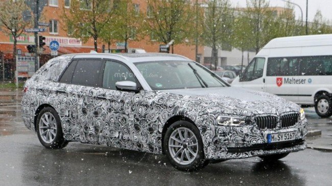 BMW 5 Series Touring 2017 с новыми фарами проходит тесты (1).jpg