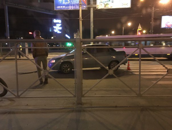На Богатырском в Петербурге сбили велосипедиста на переходе (1).jpg