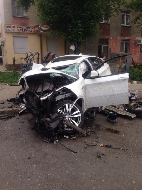 В Симферополе BMW на огромной скорости врезался в дерево: погиб пассажир В Симферополе BMW на огромной скорости врезался в дерево погиб пассажир (4).jpg