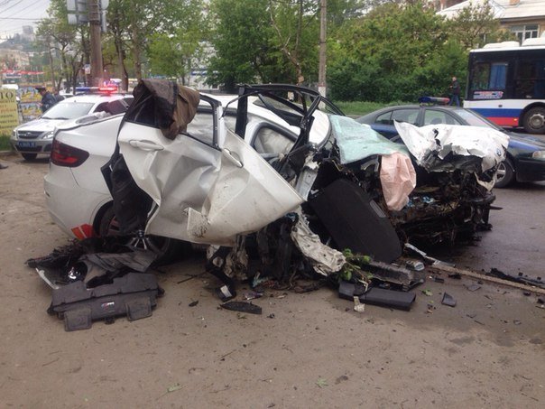 В Симферополе BMW на огромной скорости врезался в дерево: погиб пассажир В Симферополе BMW на огромной скорости врезался в дерево погиб пассажир (3).jpg