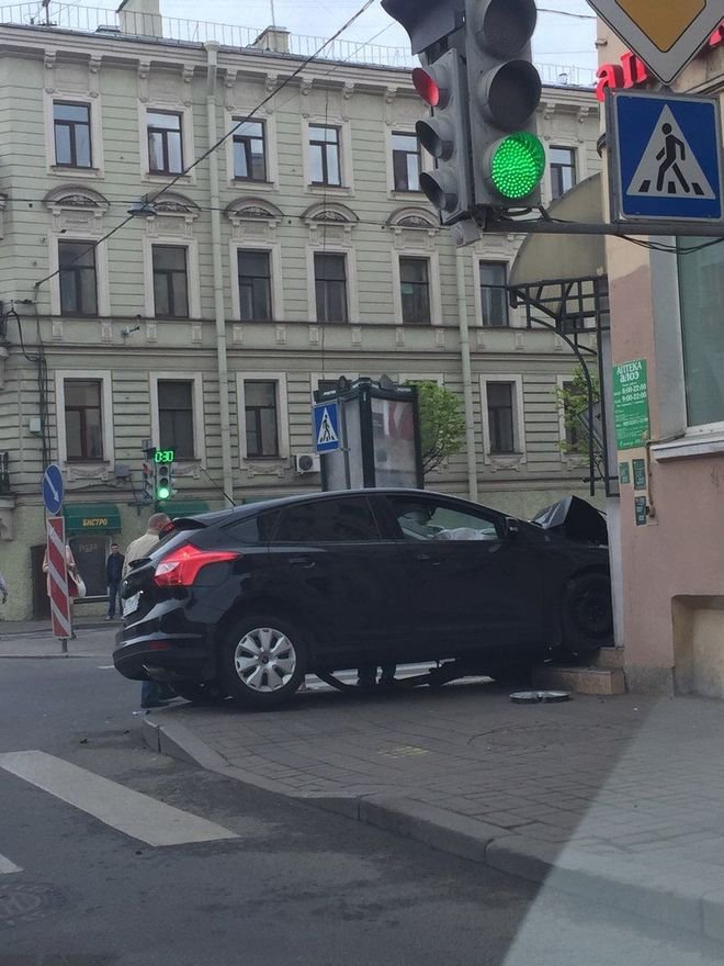 В Петербурге автомобиль врезался в аптеку (2).jpg