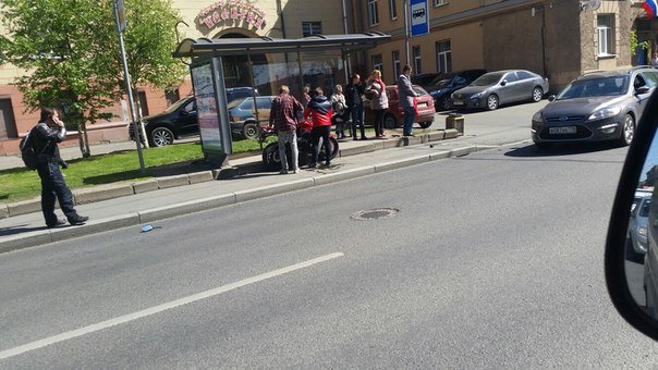 На Большом Сампсониевском мотоциклист вылетел в остановку (2).jpg