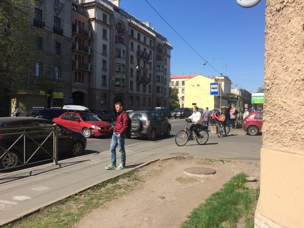 На Большом Сампсониевском мотоциклист вылетел в остановку (1).jpg