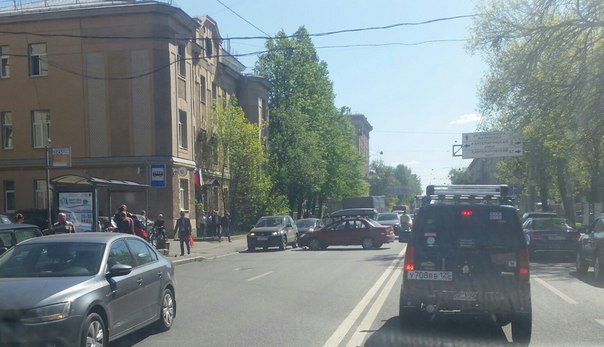 На Большом Сампсониевском мотоциклист вылетел в остановку (3).jpg