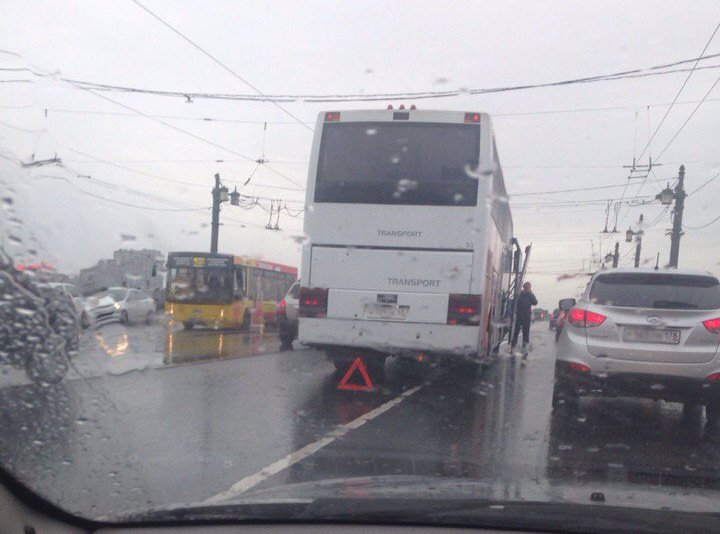 В Петербурге туристический автобус врезался в легковушку (1).jpg