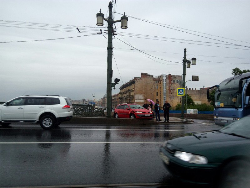 В Петербурге туристический автобус врезался в легковушку (2).jpg