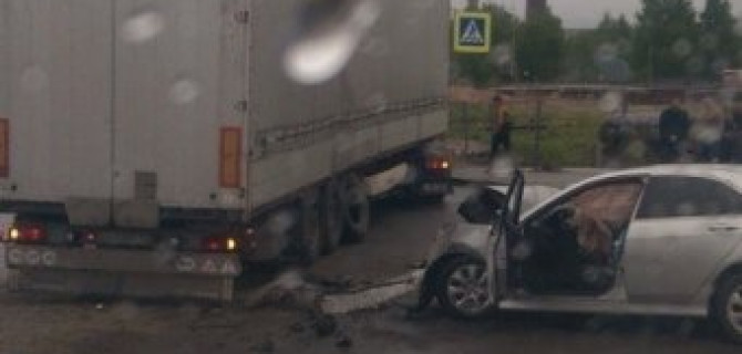 В Петербурге Honda залетела под фуру: есть пострадавшие
