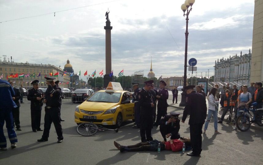 На Дворцовой площади такси гоняло велосипедиста, а потом сбило его На Дворцовой площади такси гоняло велосипедиста, а потом сбило его (1).jpeg