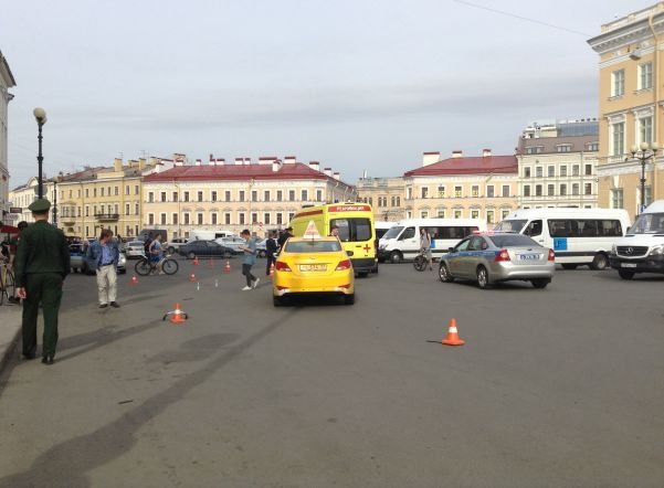 На Дворцовой площади такси гоняло велосипедиста, а потом сбило его На Дворцовой площади такси гоняло велосипедиста, а потом сбило его (2).jpg