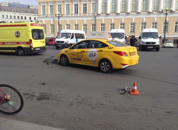 На Дворцовой площади такси гоняло велосипедиста, а потом сбило его На Дворцовой площади такси гоняло велосипедиста, а потом сбило его (1).jpg