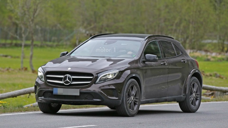 Mercedes-Benz тестирует новый компактный кроссовер (3).jpg