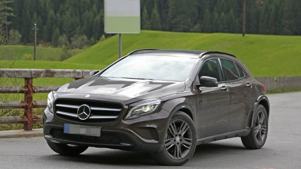 Mercedes-Benz тестирует новый компактный кроссовер (1).jpg