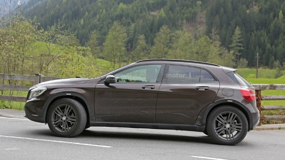 Mercedes-Benz тестирует новый компактный кроссовер (2).jpg
