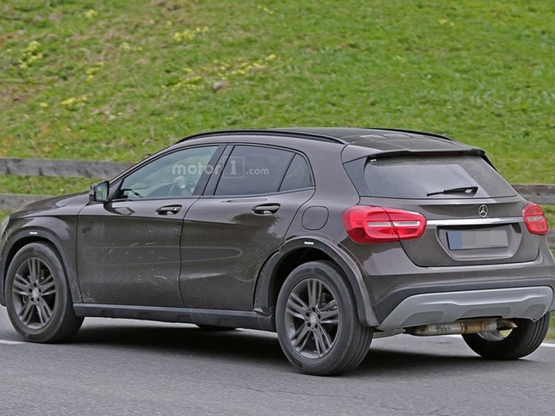 Mercedes-Benz тестирует новый компактный кроссовер (4).jpg