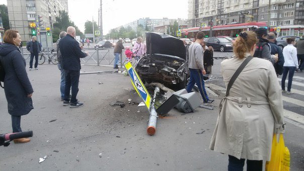 На Солидарности автомобиль вылетел на тротуар и сбил светофор.jpg