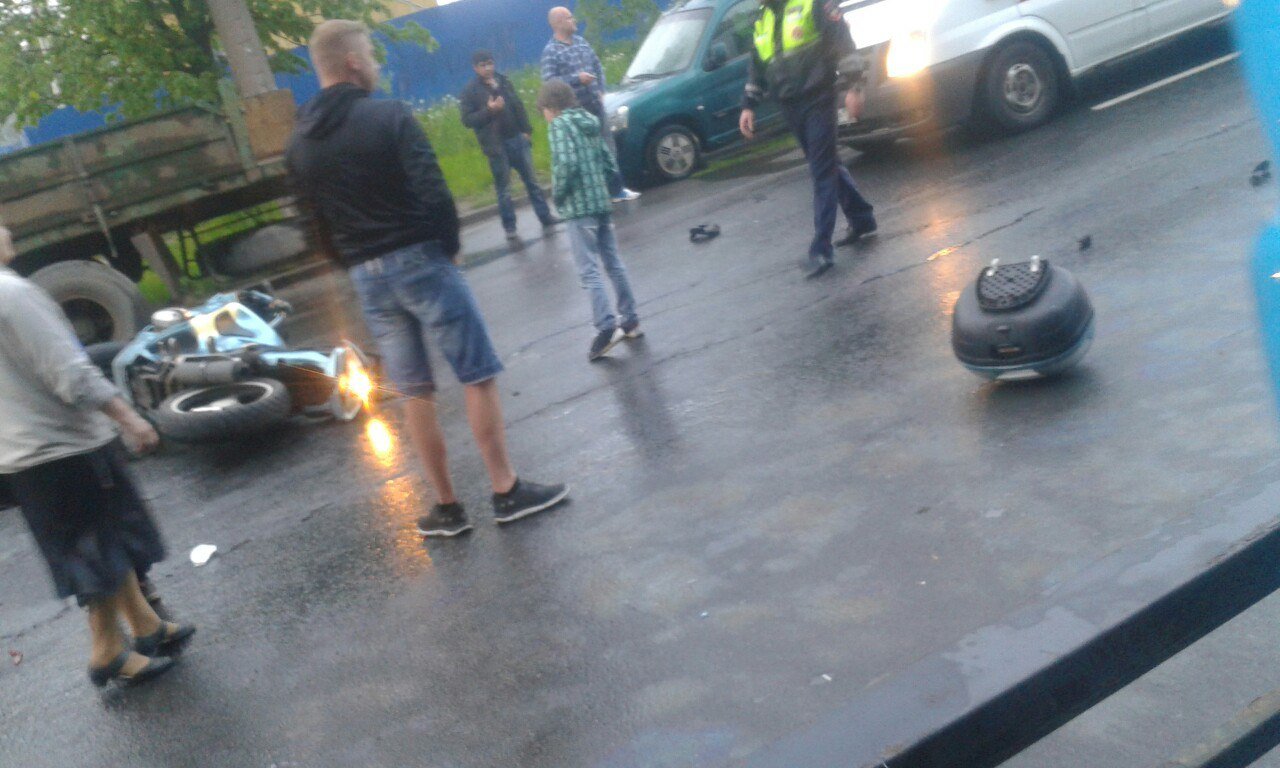 На Придорожной аллее столкнулись мотоцикл и KIA (4).jpg