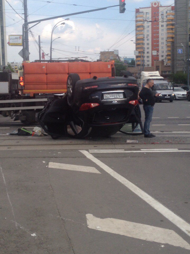 В Москве перевернулся Infiniti (3).jpg