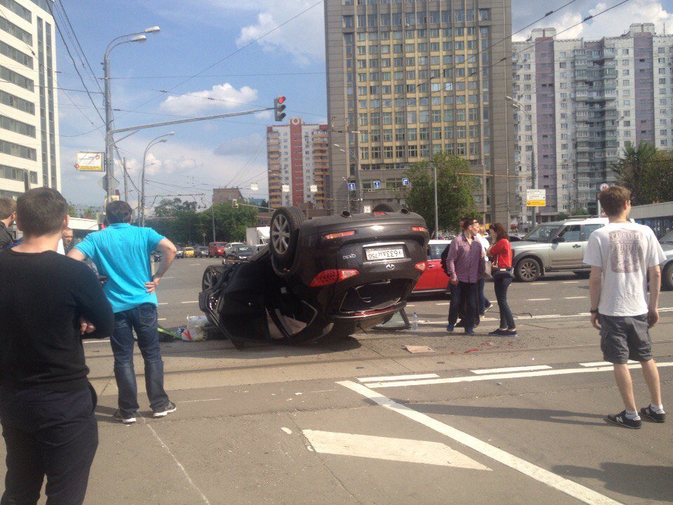 В Москве перевернулся Infiniti (1).jpg