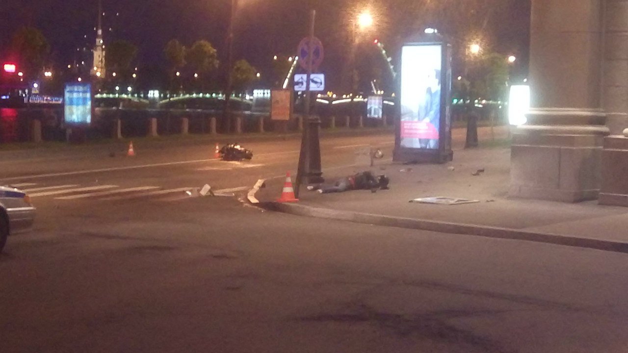 На Васильевском острове мотоциклист погиб, врезавшись в столб На Васильевском острове мотоциклист погиб, врезавшись в столб (2).jpg