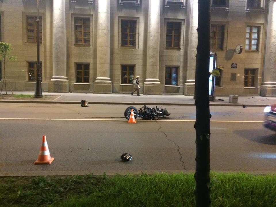 На Васильевском острове мотоциклист погиб, врезавшись в столб На Васильевском острове мотоциклист погиб, врезавшись в столб (4).jpg