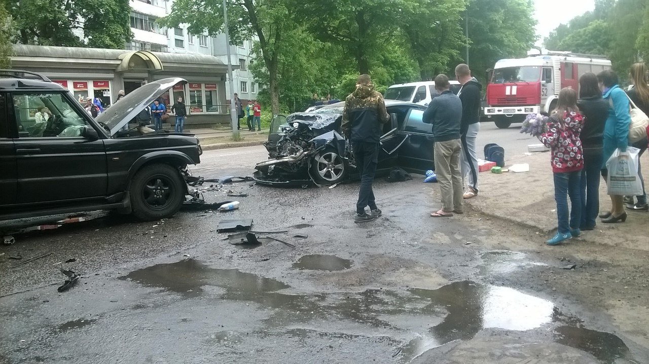 Под Выборгом Volkswagen выехал на встречную полосу и столкнулся Range Rover
