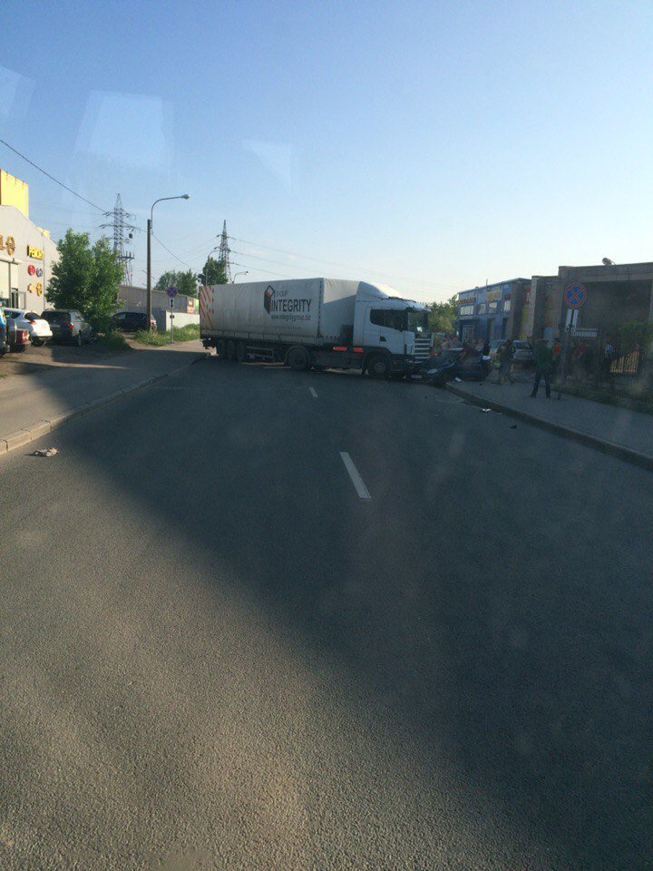 В Петербурге фура раздавила легковушку (1).jpg