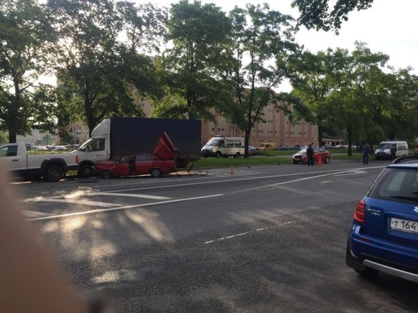 На Дачном проспекте у ВАЗа в ДТП снесло крышу (1).jpeg