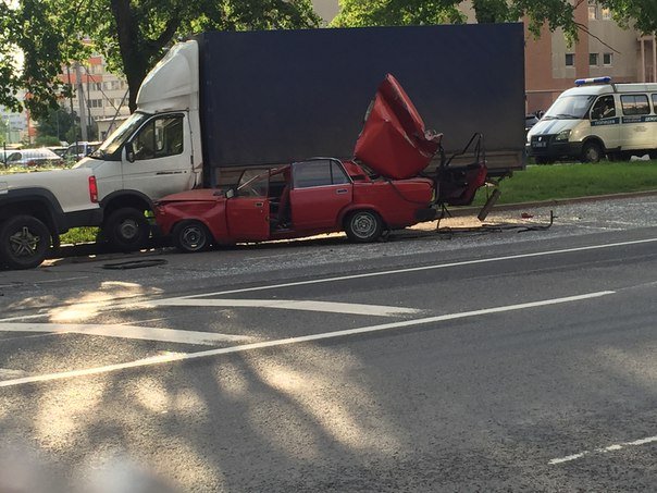 На Дачном проспекте у ВАЗа в ДТП снесло крышу (4).jpg