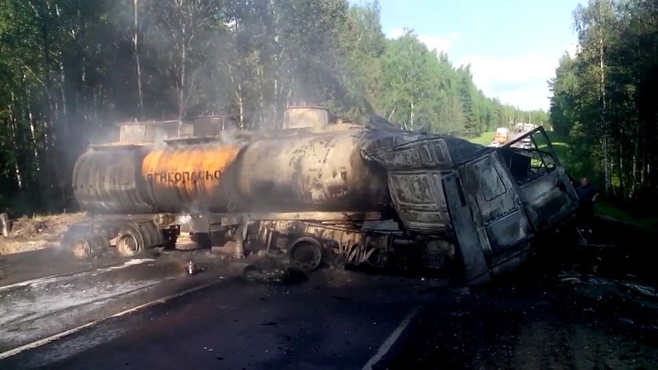 В ДТП с фурой и бензовозом под Москвой погибли два человека (1).jpg