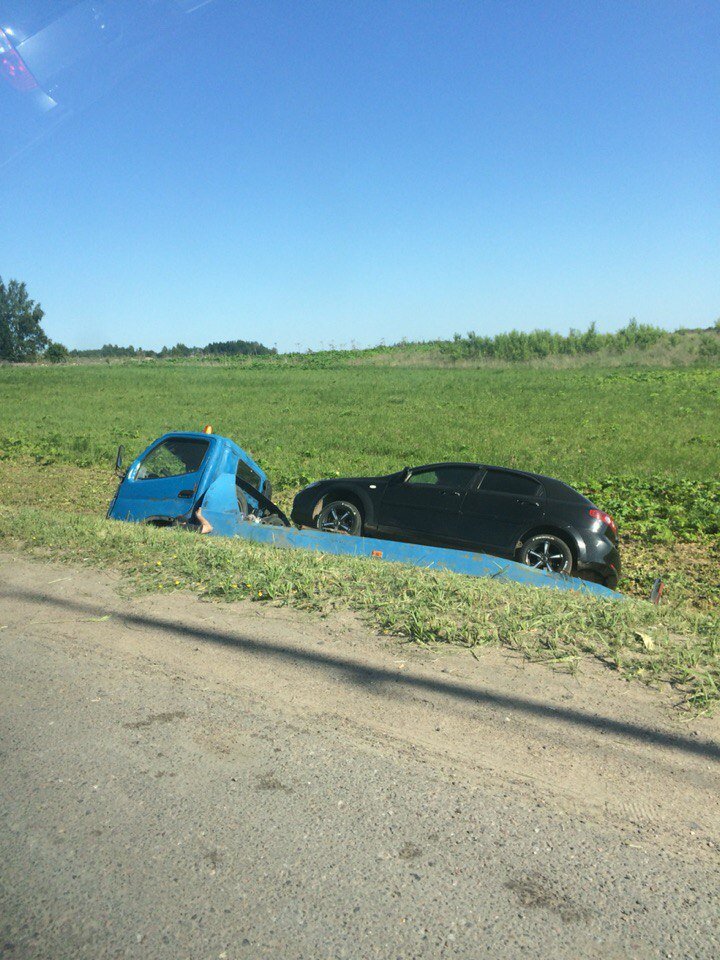 эвакуатор с эвакуированным Chevrolet Lacetti на борту оказался в кювете