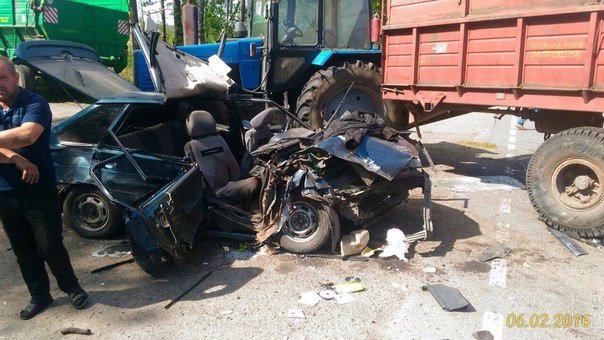 трактор с прицепом раздавил "Жигули»