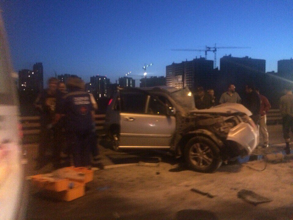 На КАД Nissan врезался в грузовик (2).jpg