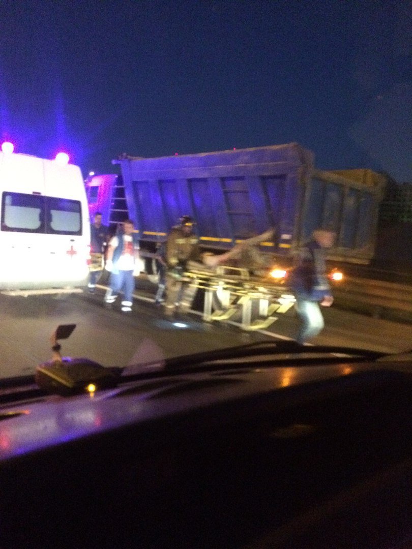 На КАД Nissan врезался в грузовик (1).jpg