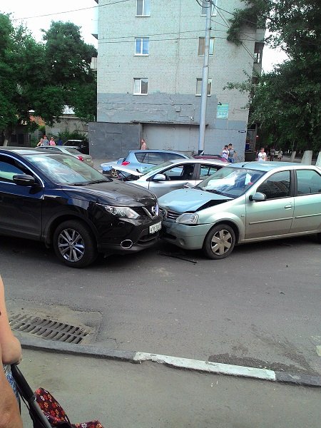 В Саратове на Кутякова произошло массовое ДТП  (2).jpg