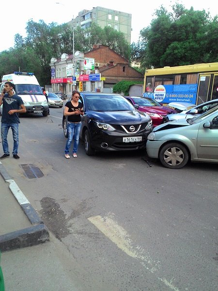В Саратове на Кутякова произошло массовое ДТП  (1).jpg