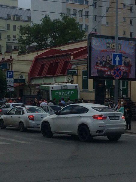 В Саратове автобус врезался в здание есть пострадавшие (5).jpg