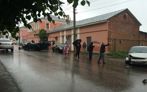 В Ельце после тройного ДТП перевернулся автомобиль (2).jpg